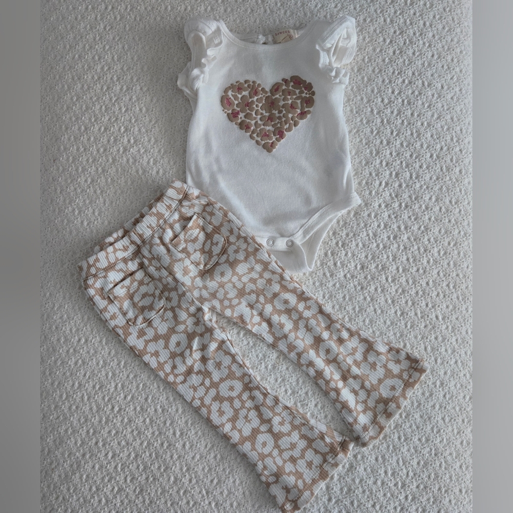 Btween Baby Girl Ruffle Heart Bodysuit and Flare Leg Daisy Stretch Pants 18 Mo